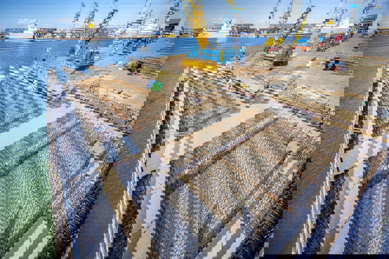 Construction roll-on roll-off platform